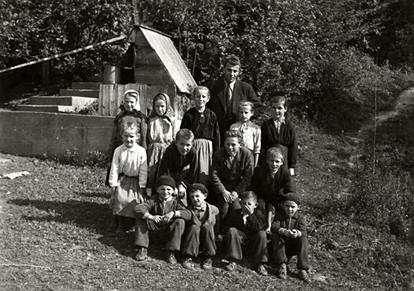 Deti zo školy historická fotografia
